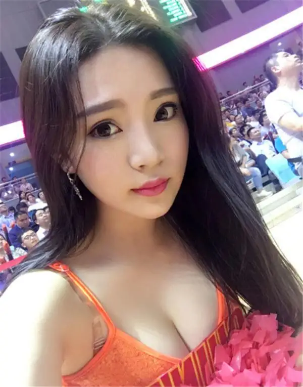 蒋诗晴|CBA最美拉拉队长，22岁当董事长，身材火爆，堪比柳岩！