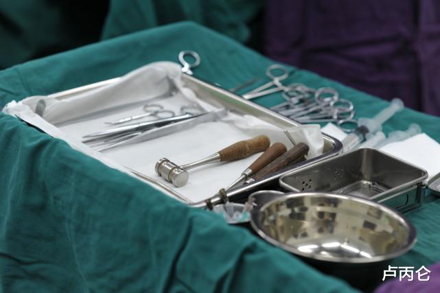 卢丙仑 护士在医生手术时递各种工具为什么用力在医生手上敲一下?