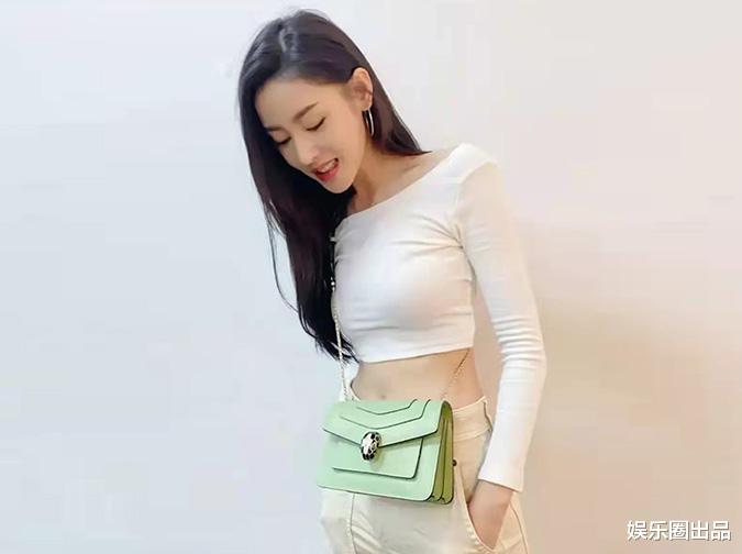 师父|张天爱的露脐装造型火了，穿衣搭配引起热议，网友：衣服穿反了吧