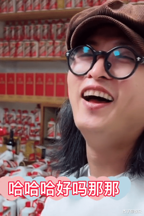 为给网红撑场面,53岁张敏被老公强迫穿睡衣出镜,网友:真膈应人