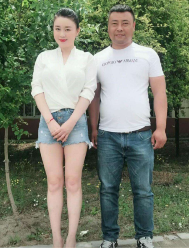 关婷娜|关婷娜穿牛仔辣裤扭网红舞,昔日丰腴身材已不复,醉心事业不恨嫁