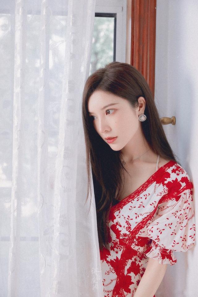 旗袍公馆|戴燕妮到底是女团出身，穿“阿姨辈”的裙子仍惊艳，还意外显身材