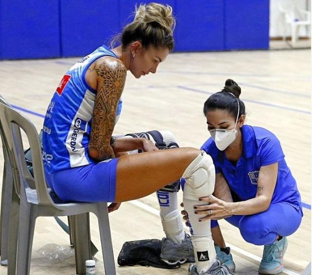 女排|34歲女排副攻右腿骨折，曾向恩師喊話欲重返國家隊，如今恐成泡影