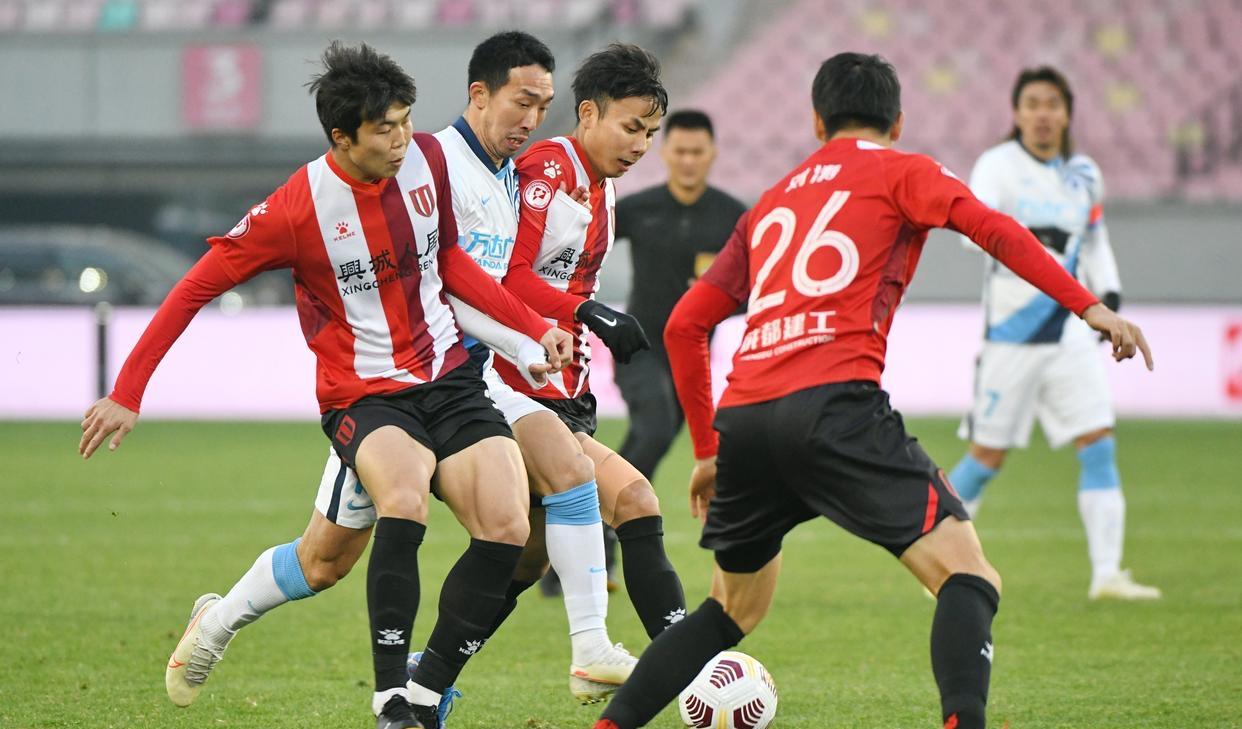 大连|争议1-1！中超保级队输不起，被狂射14脚后，围殴裁判，郑龙火了