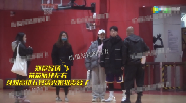 郑恺|郑恺一家三口罕见同框！获妻子保姆式更衣照顾，1岁女儿软萌可爱