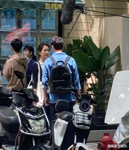 赵丽颖|离婚后，冯绍峰携手“女伴”现身引惊呼，赵丽颖发文：铭记过往！