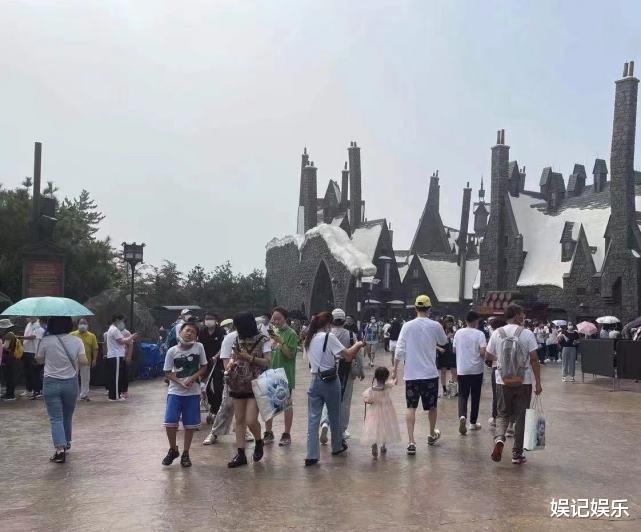 鞠婧祎|黄磊孙莉带孩子逛环球影城，小儿子长得像妈妈，穿着破洞裤超时尚