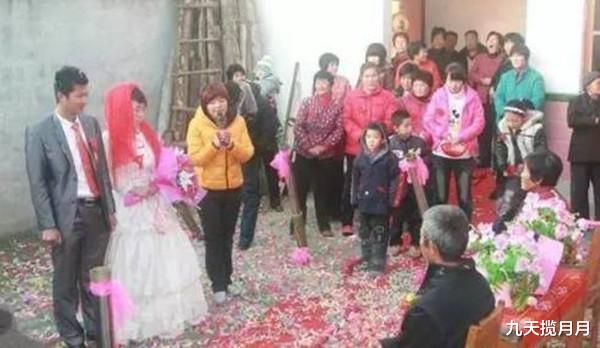九天揽月月|结婚当天，就因为新娘对婆婆的一个举动，新郎当场“退货”
