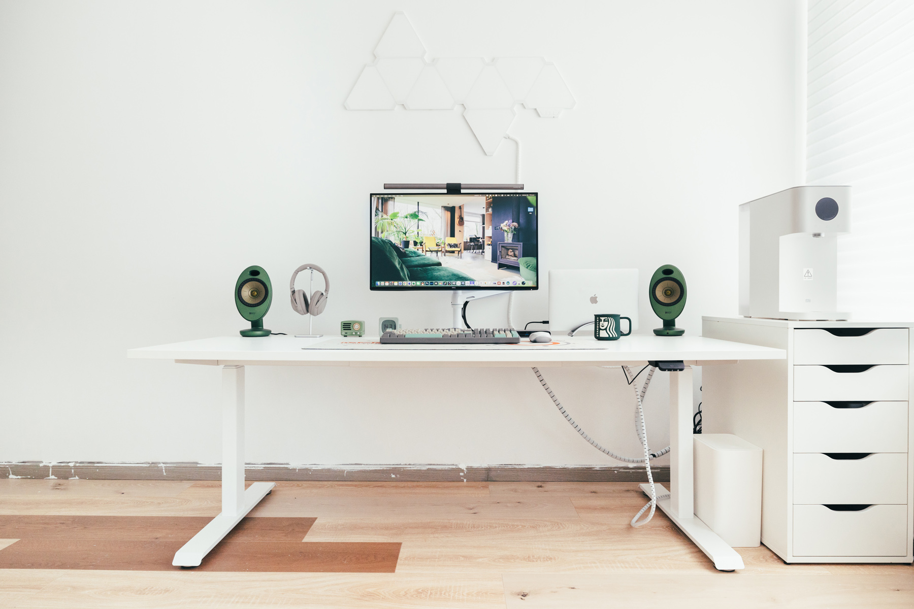 从零开始，打造极简白色系桌面美学工作台，附品质配件指南