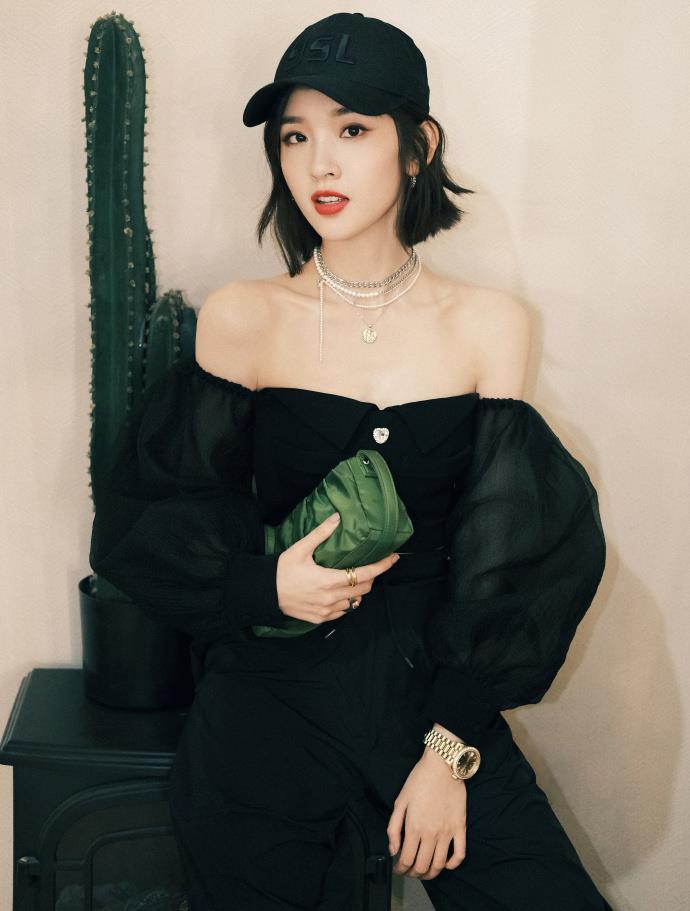 美搭刊报|唐艺昕变化真大！厚刘海挑染蓝发超前卫，搭配黑丝袜造型火辣撩人