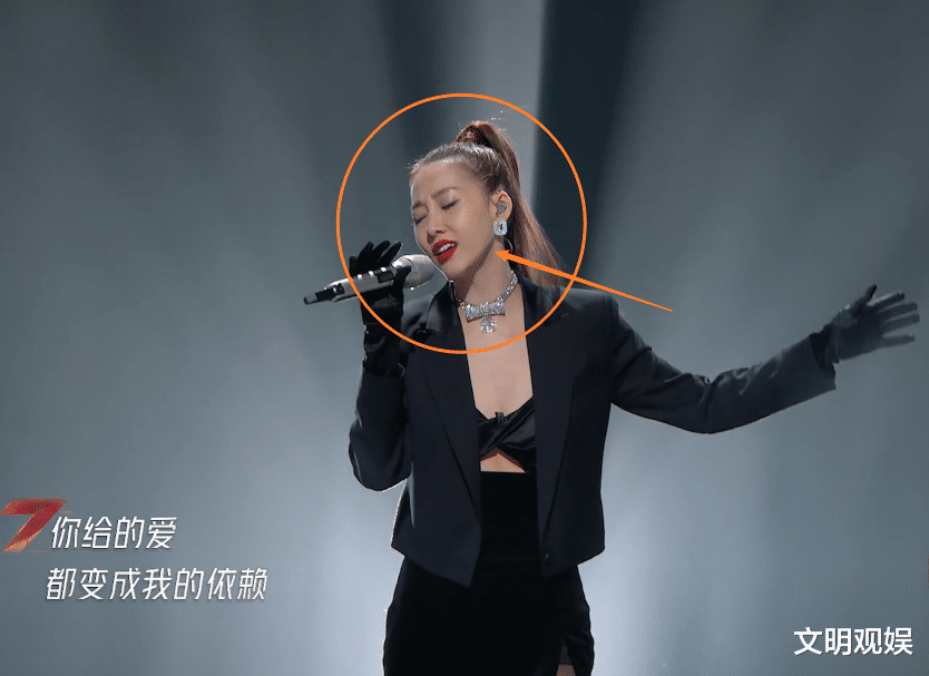弦子|34岁弦子参加选秀太敢穿，在舞台上转身那瞬间，背部让人看呆了