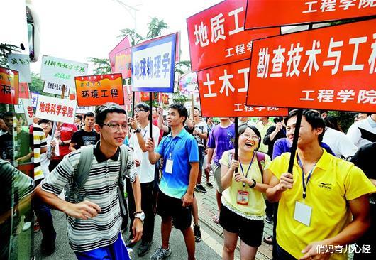 俏妈育儿心经|大一新生入学,从遇到一群热情的“学长学姐”后,画风开始变了…