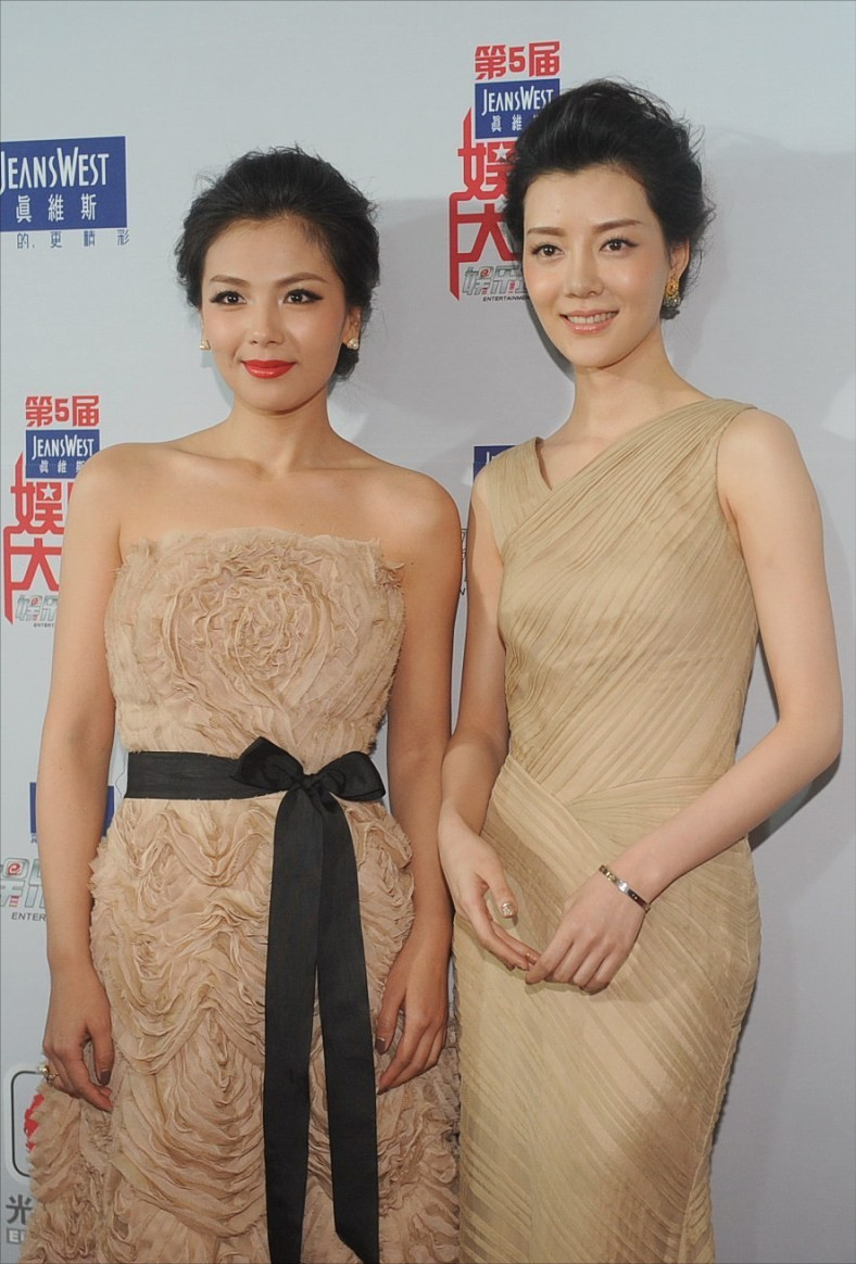 穿衣搭配|差4岁的车晓刘涛同穿裸色,妆容显露气场高低,裸妆比浓妆更抢眼