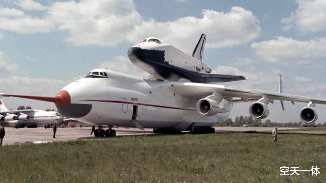 航天飞机 原来暴风雪号航天飞机不只一架，曾身绑4台AL31，水平从机场起飞