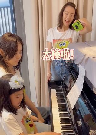 章子怡|汪峰两女儿弹琴为母庆生，章子怡笑得合不拢嘴，继女表情被指冷淡