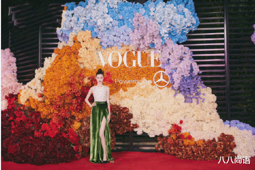 口红 超模走红毯！吕燕穿皮质套装红唇点缀，98年的陈瑜清新又活力四射