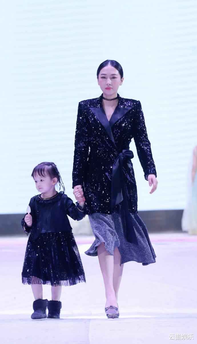 樊少皇|樊少皇为二胎开派对庆生，一家四口颜值高，妻子手中的钻戒太耀眼