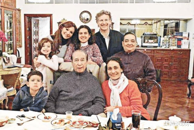 何超雄|“丑女”何超雄发福长相似男人，却活出赌王其他子女不及的人情味