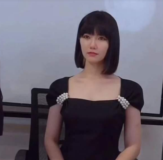 杭州 杭州郑女士露出真脸,一脸科技感看着还行,粉丝瞬间涨了10万