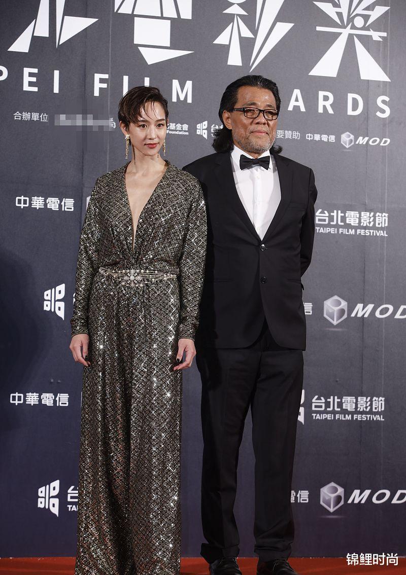 西装|张钧甯的黑皮造型太酷了，单穿西装配珍珠腰带，帅的让人佩服