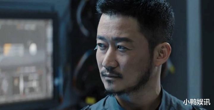 吴京|死性不改?吃桃桃穿旗袍秀身材毫无底线,吴京评价一针见血!