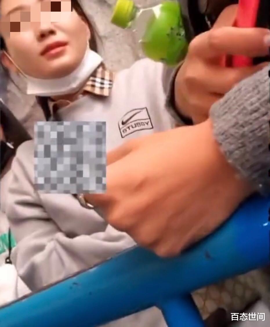 天津几名女子欢乐谷组团插队被抗议,反呛男子多事:跟个娘们似的