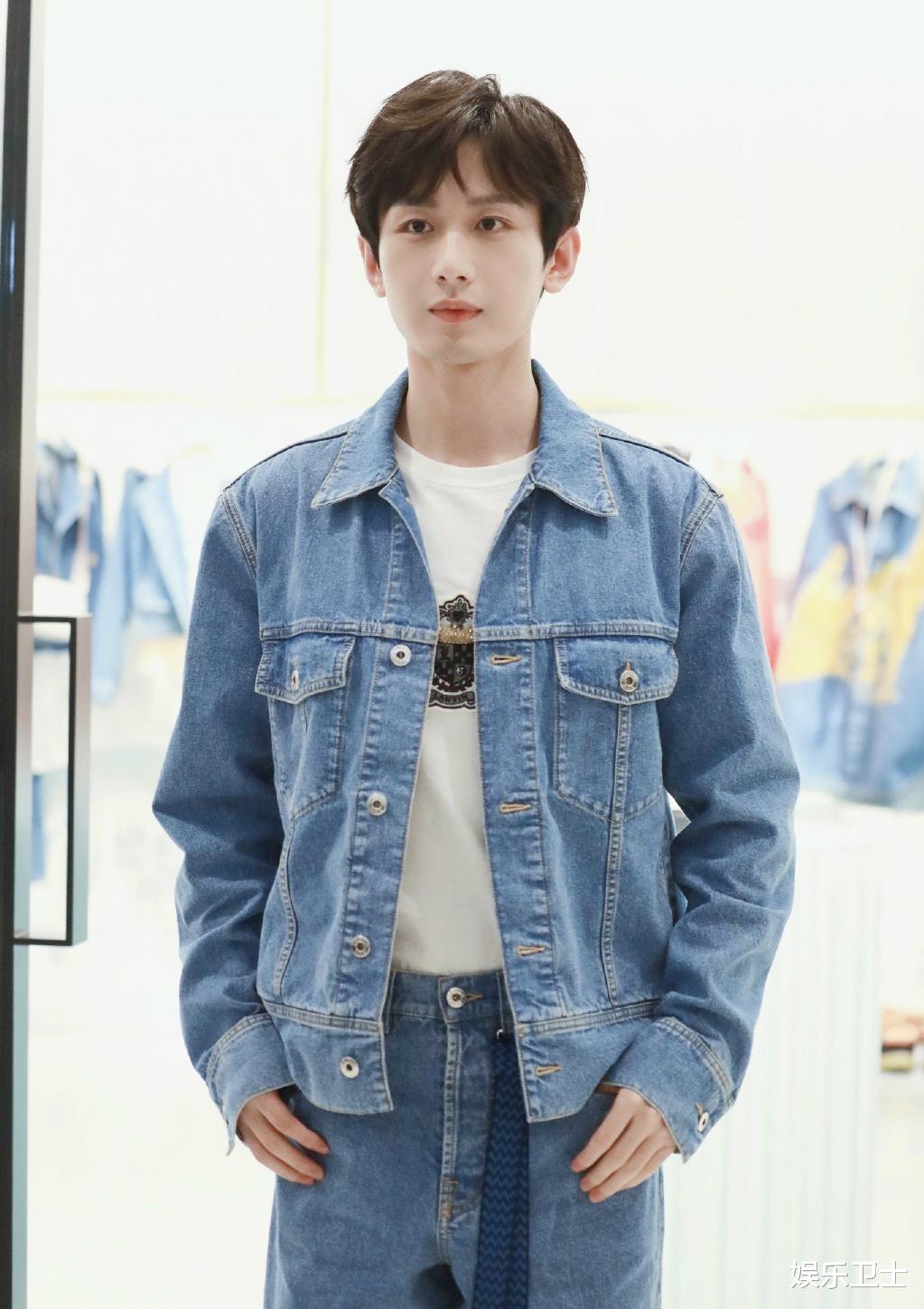 巫师|成毅穿牛仔装出席活动，差点摔倒立马摆平衡姿势好逗，听粉丝指挥乖巧可爱