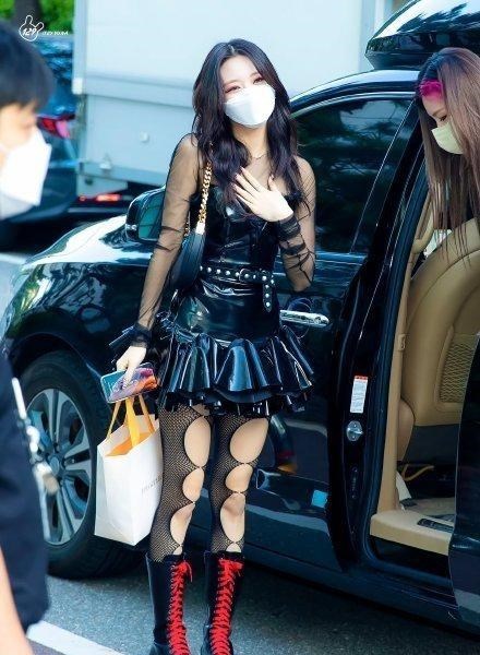 ive|IVE打歌服遭抵制，让未成年成员内衣外穿，韩流网友表示难以接受