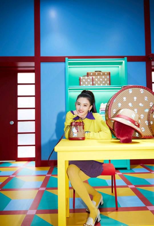 发型|宋祖儿竟然也穿起了“墨汁裤”，格子风衣高马尾，又酷又飒又高级