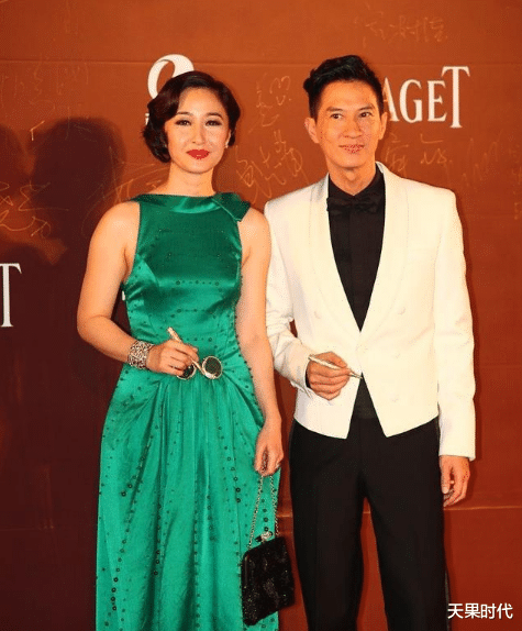 天果时代|被张家辉的老婆美到了，57岁关咏荷卷发配复古裙，妥妥的贵妇气质