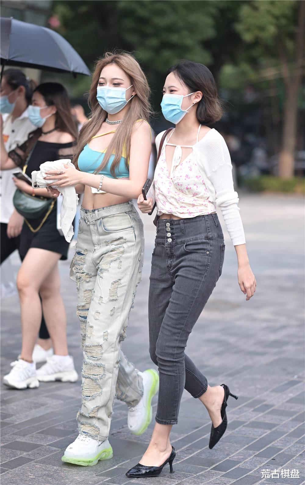 荒古棋盘|初秋时节穿着紧身牛仔裤，选择的鞋子不一样，也会有不同的效果