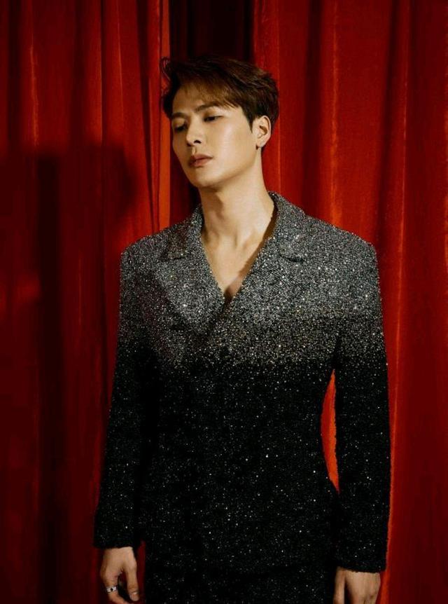 袁娅维|王嘉尔穿40斤重西装走红毯袁娅维《蝴蝶》首秀