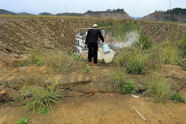 小米粒妈咪 湖北“有骨气”钉子户, 坚持叶落归根不拆迁, 5年间缺水断电终不悔