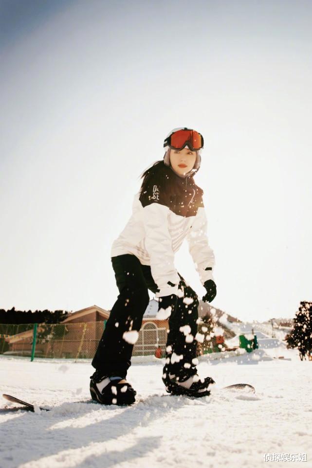 董璇|董璇带女儿滑雪，小酒窝雪地摔倒泪眼汪汪惹人疼，越来越像妈妈