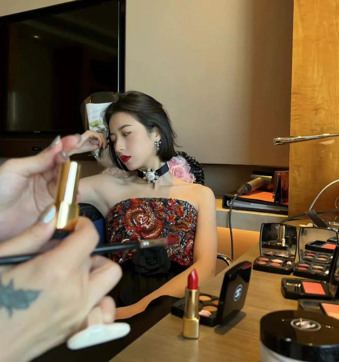 明星|年末红毯扎堆，女明星的出发照“卷”出新高度