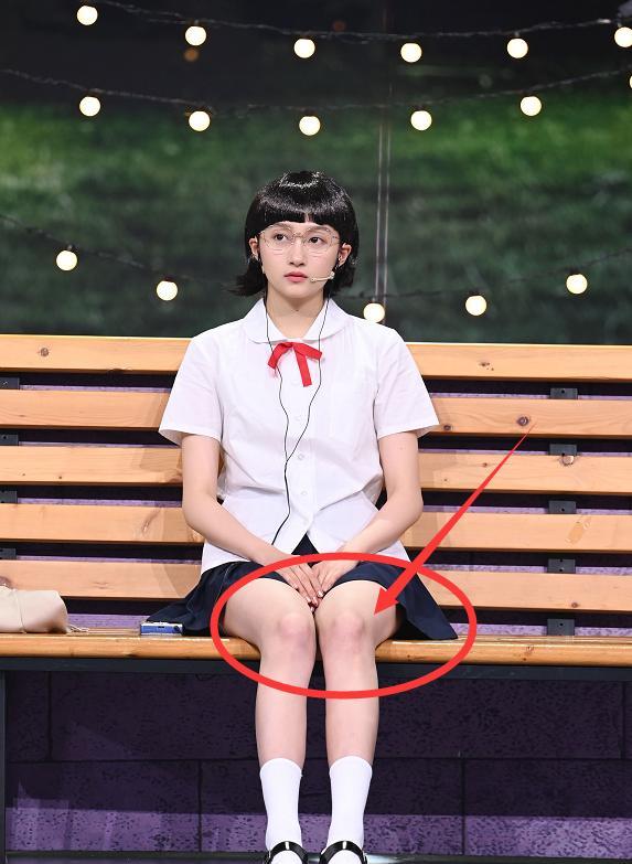 关晓彤|关晓彤给全身擦粉，唯独忽略了“波棱盖儿”，这肤色差是真实的？