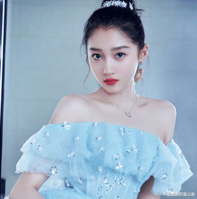 关晓彤|同居传闻过去5天,关晓彤一袭“中国红”长裙亮相发布会,生图又高又壮