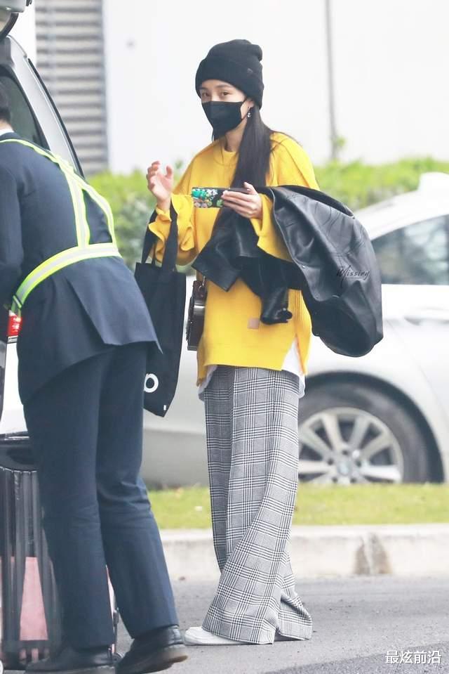 最炫前沿 郭碧婷成为宝妈风采依旧，卫衣搭阔腿牛仔裤，随性减龄超好看