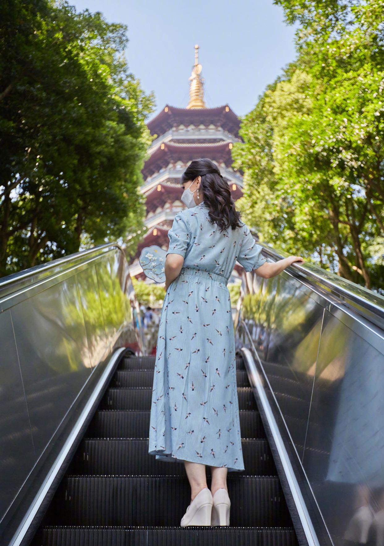 美搭刊报|赵雅芝重游雷峰塔，蓝色花裙配蓝色团扇清丽婉约，29年一点没变