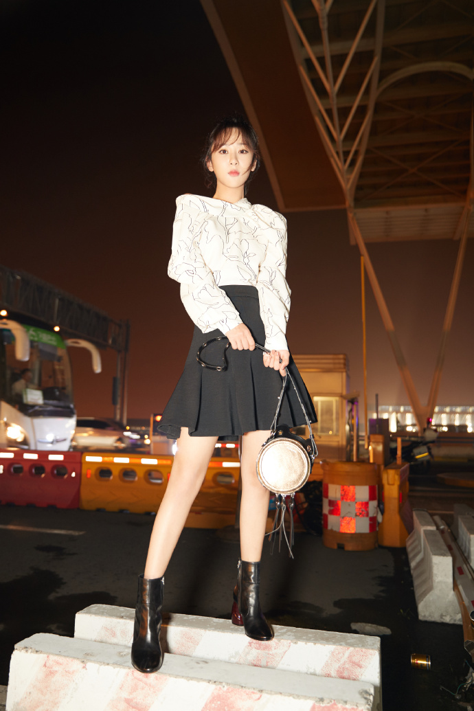 猫姐穿搭经|6月女艺人商业榜杨紫夺冠,穿半身裙亭亭玉立,又美又努力真讨喜