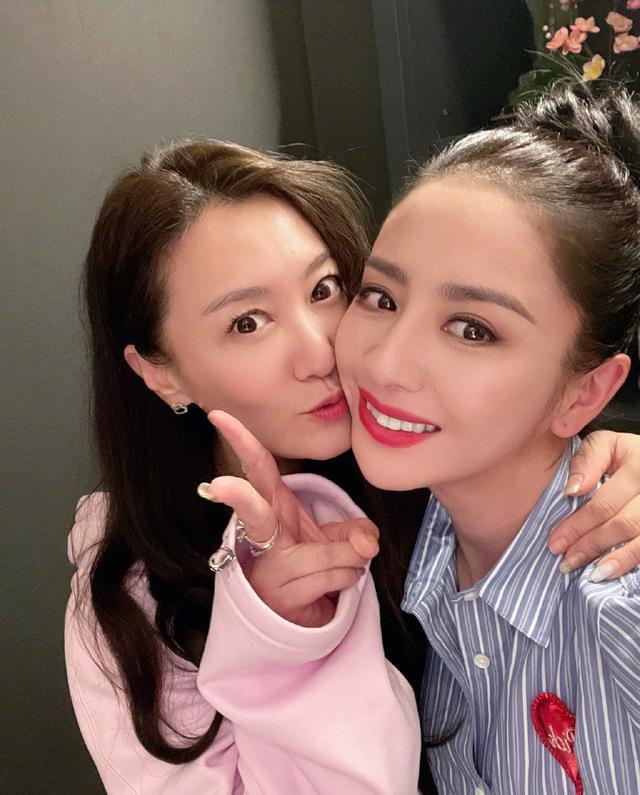 佟丽娅|陈思诚罕见携妻聚餐不同框，唐探3大卖心情好，佟丽娅丸子头好嫩