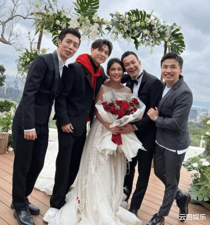 威廉|36岁男星求婚成功!跪地送钻戒太浪漫,CEO女友穿婚纱感动大哭