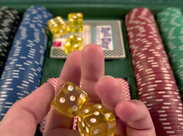 侃球时刻 银行行长贪污40亿,让妻子与外国人假结婚,结果却生下3个孩子