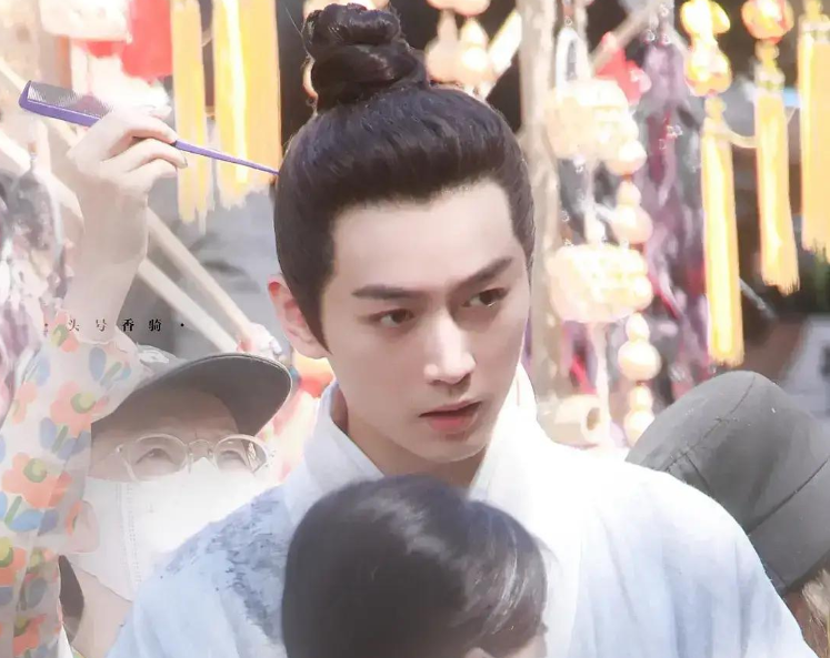 关晓彤|景甜搭上新大佬？鹿晗关晓彤拍婚纱照？陈晓陈妍希分居？龚俊炒cp？