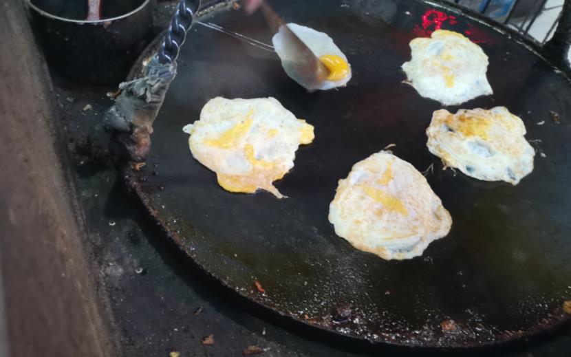 各地特色美食集合 滕州这家馅饼店，早5点出摊一天卖500多个，老板帅过年轻时的钱枫