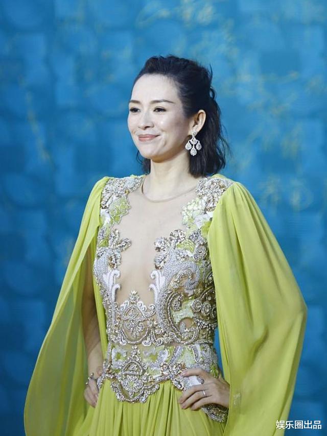 章子怡|章子怡活动造型火了，身披“床单”尽显完美身形，微笑时老态明显