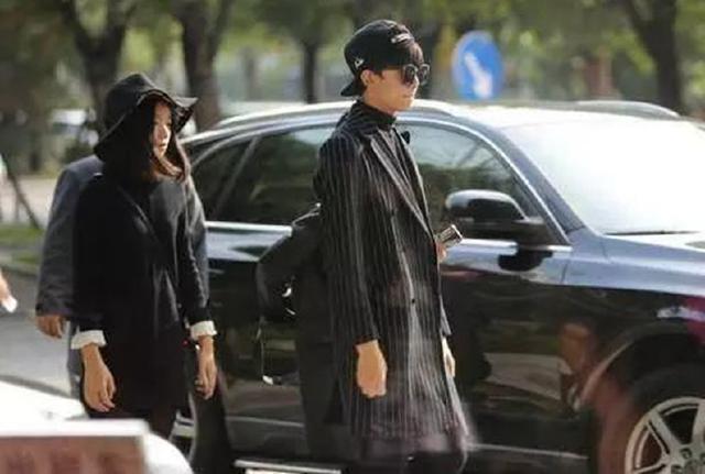 吴磊|吴磊被亲姐锁脖搂,眼神又暖又飒,亲姐身材纤瘦娇小气质似谭松韵