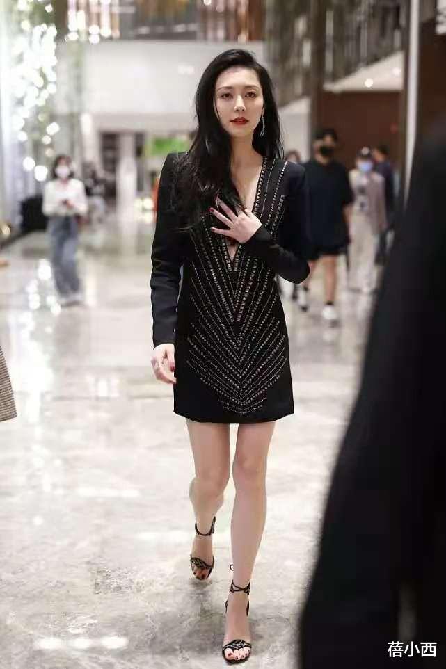 蓓小西|黄梦莹的身材真是“极品”,穿深V领礼服亮相,气场不输老板杨幂