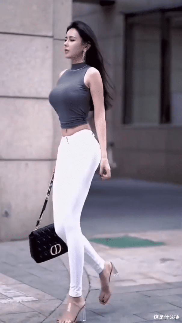 这是什么梗 无袖T加上白色休闲裤，穿出了年轻女孩的自信