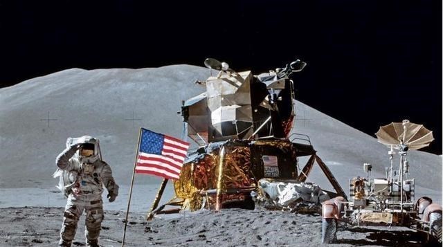 航天员 登月骗局再起？神十二航天员坐躺椅，他们下登月舱却生龙活虎？